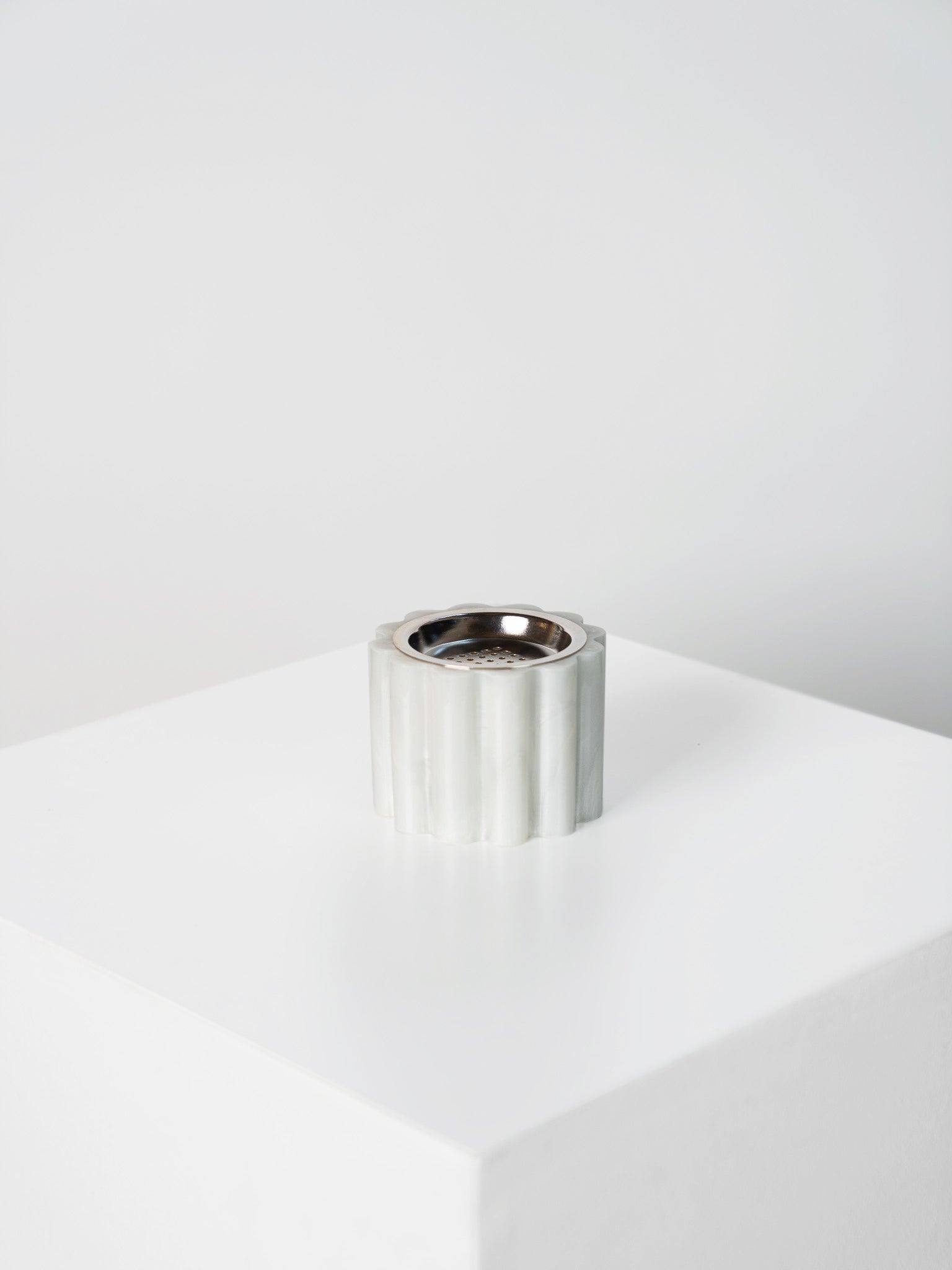 The SCALLOP Bukhoor burner in Clear quartz