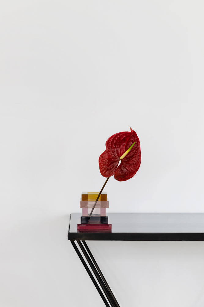 The CARLYLE vase in glossy resin