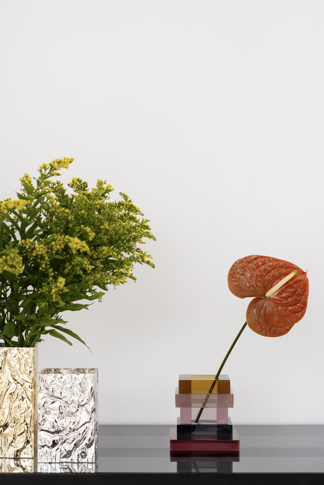 
                  
                    Load image into Gallery viewer, The CARLYLE vase in glossy resin
                  
                